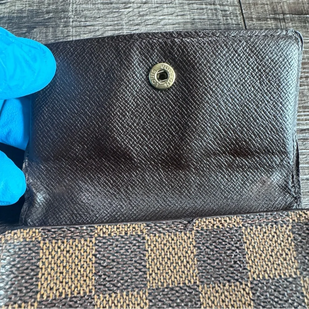 Louis Vuitton elegant wallet